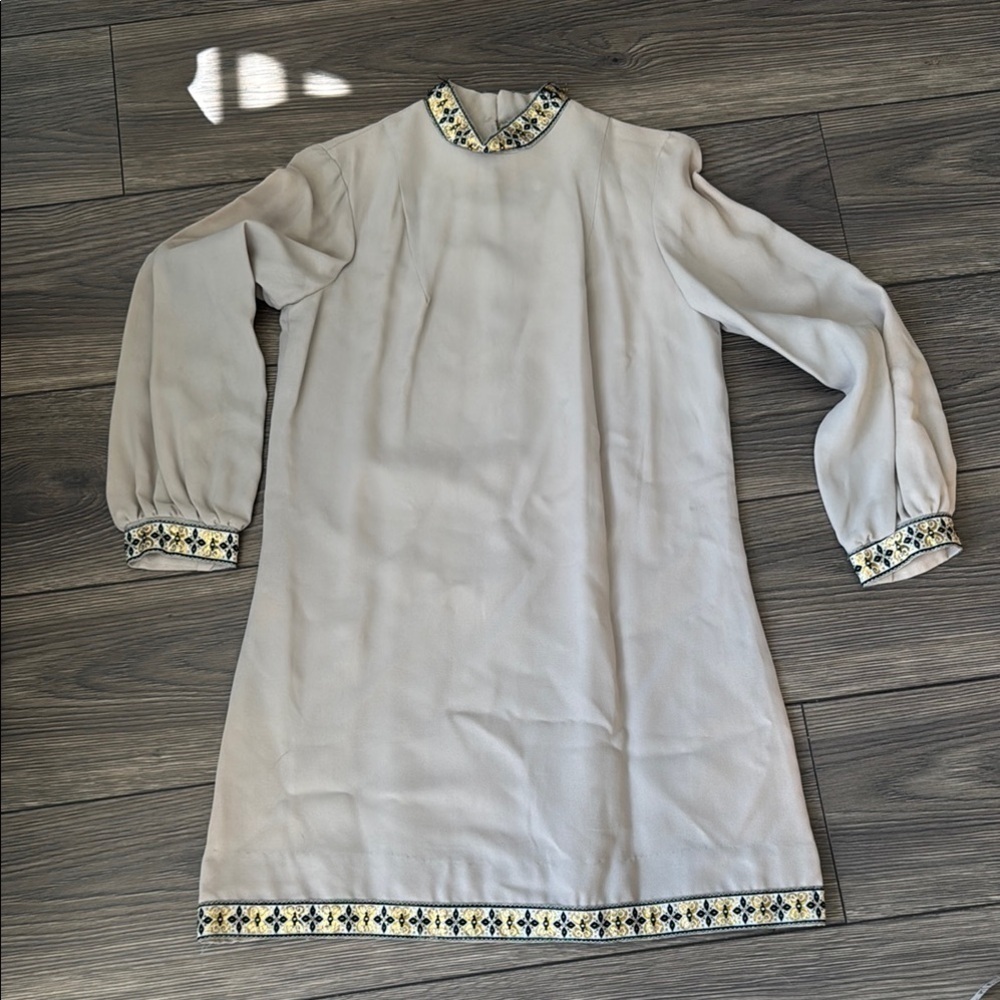 Vintage mod go-go style  long sleeve dress size 7 made of rayon